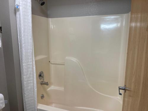 Days Inn by Wyndham Imlay Cityにあるバスルーム