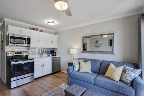 Η κουζίνα ή μικρή κουζίνα στο Seaside Villa with Ocean Views & Balcony Bliss