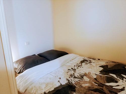 Appartement cosy piscine plage 2 pièces في فريجوس: سرير في زاوية من الغرفة