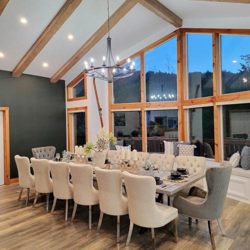 Restoran atau tempat lain untuk makan di Beautiful 10Br Chalet Large Hot Tubs Firepit View