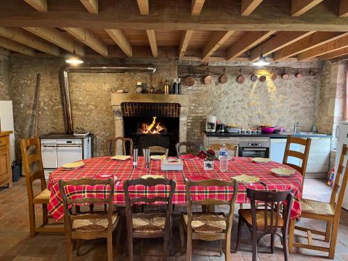 - une table dans une cuisine avec une cheminée dans l'établissement Maison du garde forestier, à Cour-Cheverny