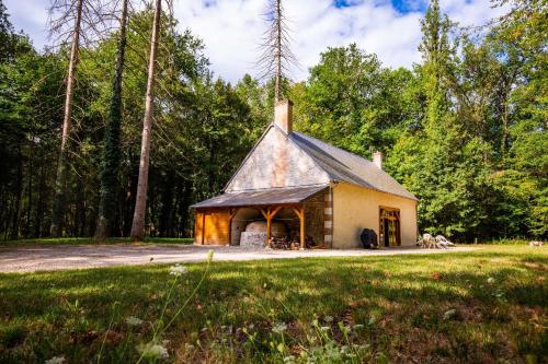une petite maison au milieu d'un champ dans l'établissement Maison du garde forestier, à Cour-Cheverny