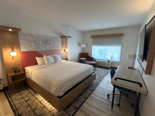 une chambre d'hôtel avec un lit et un bureau dans l'établissement Best Western Plus Rose City Conference Center Inn, à Thomasville