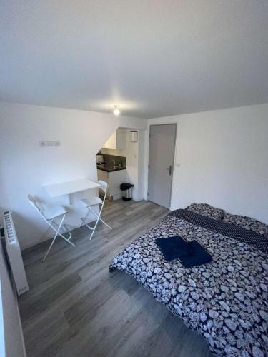 Un dormitorio con una cama y un escritorio. en Studio B lumineux refait à neuf cœur historique de Troyes, en Troyes