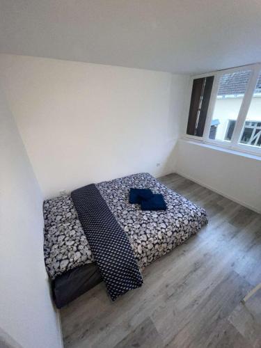 un dormitorio con una cama en una habitación en Studio B lumineux refait à neuf cœur historique de Troyes, en Troyes
