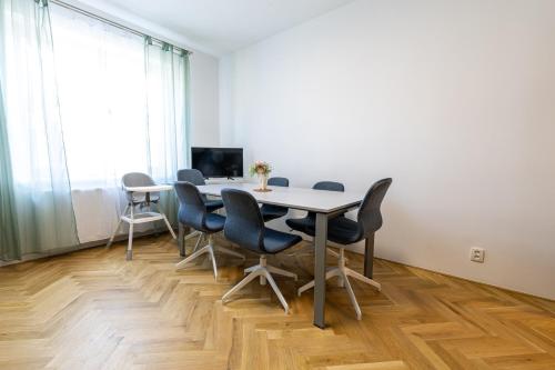 TV a/nebo společenská místnost v ubytování Spoon Apartment Prague