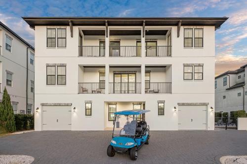 einem Golfwagen, der vor einem Gebäude parkt in der Unterkunft Emerald Palace by Travel Life Vacations in Santa Rosa Beach