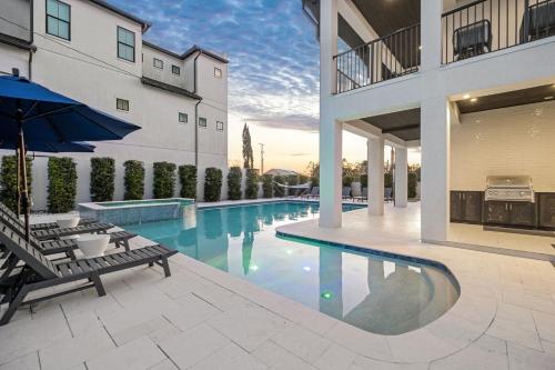 ein Schwimmbad vor einem Gebäude in der Unterkunft Emerald Palace by Travel Life Vacations in Santa Rosa Beach