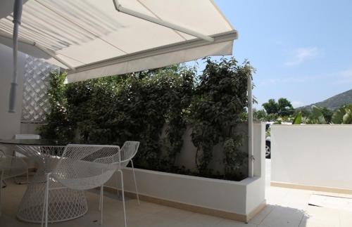 a patio with a fence and a table and chairs at Abitare in Vacanza in La Caletta