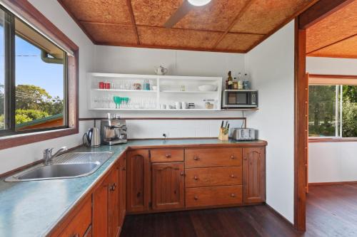 Una cocina o cocineta en FLINDERS BEACHHOUSE