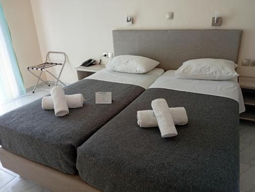 Postel nebo postele na pokoji v ubytování Leonidas Hotel & Studios