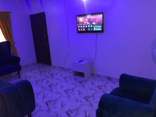 TV a/nebo společenská místnost v ubytování Allure Guest Inn and Resıdence LTD