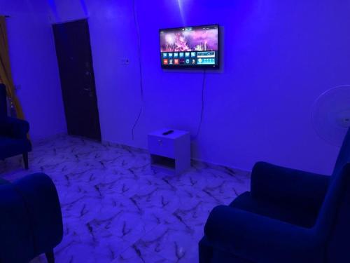 TV a/nebo společenská místnost v ubytování Allure Guest Inn and Resıdence LTD