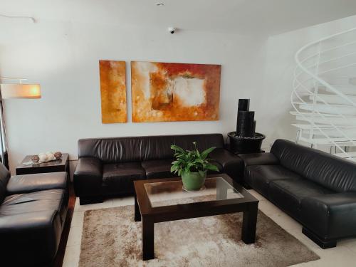 Ein Sitzbereich in der Unterkunft Lombardo Suites