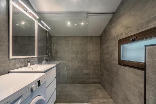 a bathroom with a sink and a mirror at Les clés du bassin in Lège-Cap-Ferret