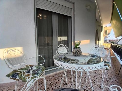Гостиная зона в Violet Apartment