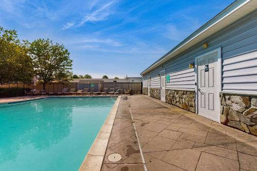 Der Swimmingpool an oder in der Nähe von Rehoboth Crossing --- 36985 Grindstone Ln