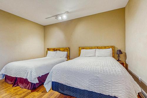 two beds sitting next to each other in a room at Elk View Lodge in Eagle Nest