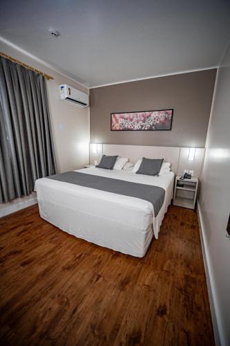 Katil atau katil-katil dalam bilik di Hotel Bella Camboriú
