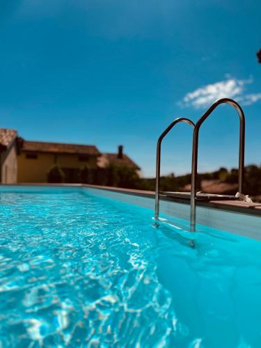 サン・セヴェリーノ・マルケにあるColombaia Anibaldi Roomsの家の中の青い水のスイミングプール