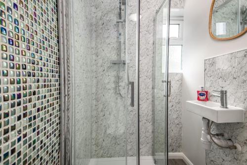 a bathroom with a shower and a sink at Summer Deal 20 PRC OFF 4BR 2BATH Families Groups By Trinity Stays Short Lets & Serviced Accommodation Cambridge in Cambridge