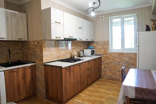Kuchyň nebo kuchyňský kout v ubytování Hotel Elia Kazbegi