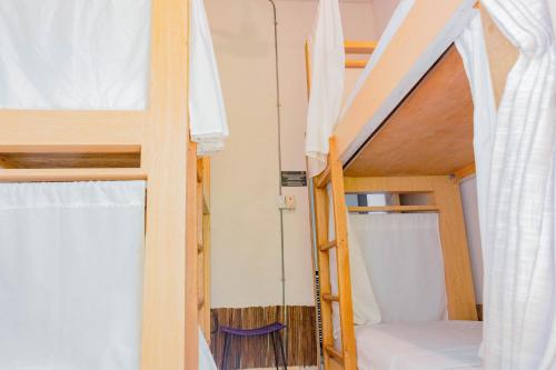 サンタ・マルタにあるHostel Musa Paradisiacaの部屋に二段ベッドがいくつかある