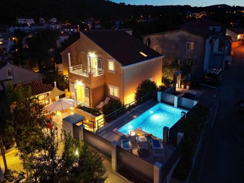 una vista dall'alto di una casa con piscina di Villa "Amber" relaxation in nature with a Pool a Mlini