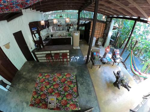 an overhead view of a living room with a table at VILA AMZ, 3 minutos da Praia do Lago! in Alter do Chao