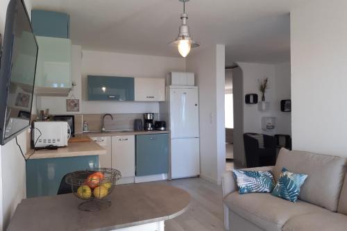 une cuisine et un salon avec un canapé et une table dans l'établissement Nice studio with balcony in La Seyne-sur-Mer, à La Seyne-sur-Mer