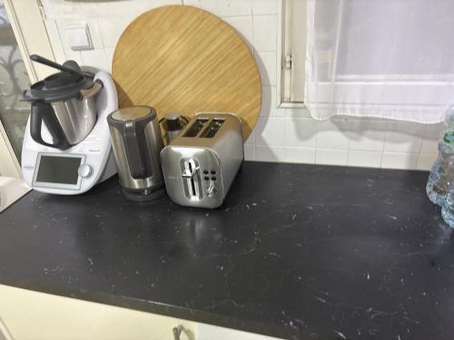 Il comprend une cuisine équipée d'un grille-pain et d'une cafetière. dans l'établissement Thechillhome, à Tigery