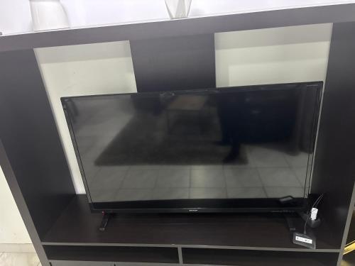 une télévision à écran plat installée au-dessus d'une étagère. dans l'établissement Thechillhome, à Tigery