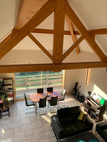 un salon avec une table et des chaises dans l'établissement Grande maison, calme et montagnes, à Crots