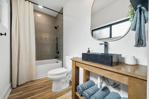 Bilik mandi di Lux A-Frame w/ Hot Tub, Fire Pit, Kayaks & Views