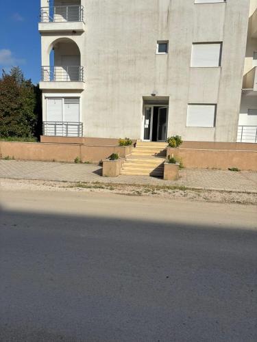 un edificio con scale che conducono a una porta di Apartment D&A a Ulcinj