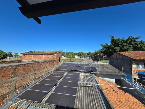 a group of solar panels on top of a roof at Flat completo a 23 minutos da BR-153 in Aparecida de Goiania