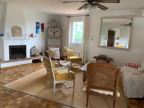 - un salon avec des chaises, un canapé et un miroir dans l'établissement Les Jarres Bleues - Haut de Villa, à Vence