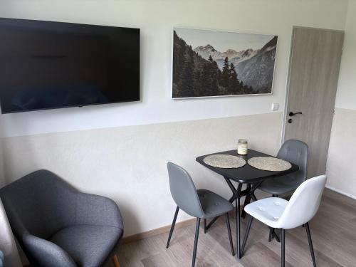 Una televisión o centro de entretenimiento en Apartmány IMLADRIS, Hotel u pralesa