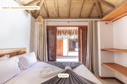 ein Schlafzimmer mit einem Bett mit einem Schild drauf in der Unterkunft Vila Carnaúba no condomínio Praia Canoé Fortim in Barra (2)