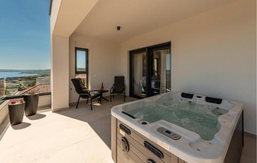 eine große Badewanne in einem Zimmer mit Aussicht in der Unterkunft Amazing Home In Maslenica With Sauna in Maslenica