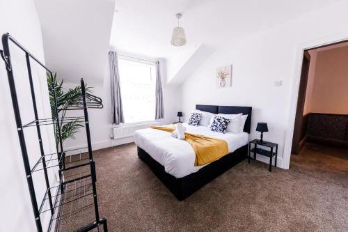 a bedroom with a bed and a ladder in it at Spacious 4Bed Parking & Wi-Fi - Contractor Stays in Pallion