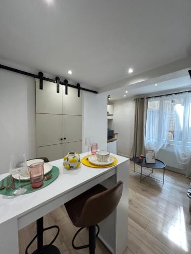 - une cuisine avec une grande île blanche dans une chambre dans l'établissement La Dolce Vita, à Avignon