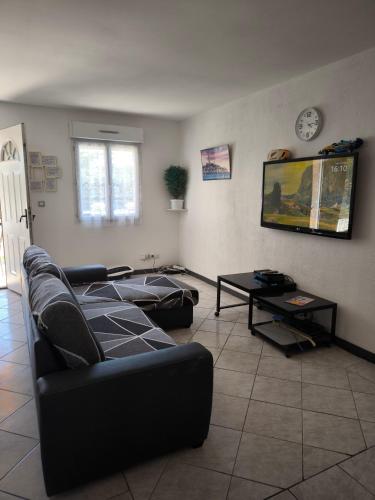 un salon avec un canapé et une table dans l'établissement Villa Cailar, à Le Cailar