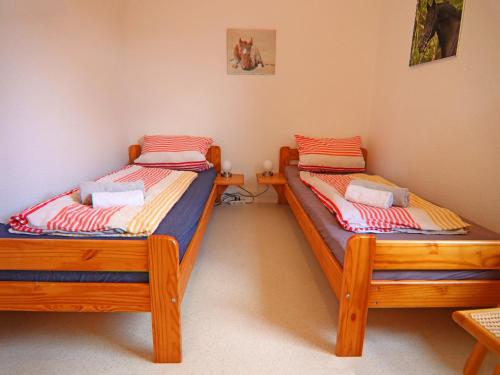 two twin beds in a room with at Ferienhaus am Garder See Inselblick in Lohmen