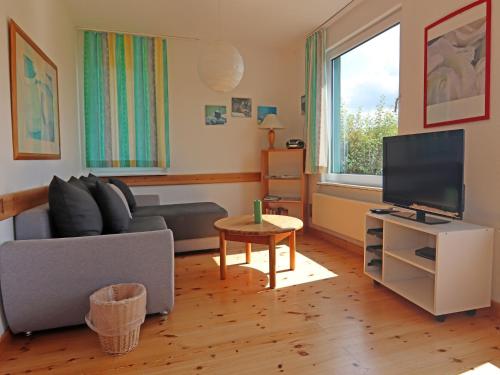 TV a/nebo společenská místnost v ubytování Ferienhaus am Garder See mit Panorama