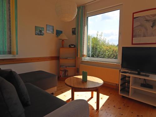 TV a/nebo společenská místnost v ubytování Ferienhaus am Garder See mit Panorama