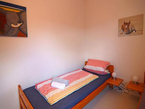 a small bedroom with a bed with towels on it at Ferienhaus am Garder See Inselblick in Lohmen