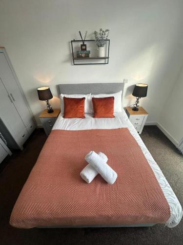 City View One Bedroom Apartment في ليفربول: غرفة نوم بها سرير كبير عليه منشفتين