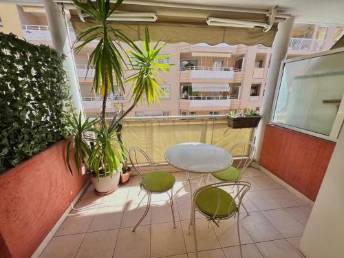 d'un balcon avec une table, des chaises et des plantes. dans l'établissement Studio Nice proche gare Riquier et port, à Nice