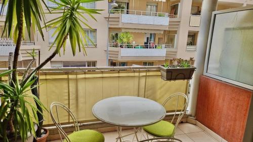 - un balcon avec une table et des chaises dans l'établissement Studio Nice proche gare Riquier et port, à Nice